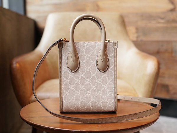 구찌 인터로킹 G 미니 토트백 [매장가 197만원대]