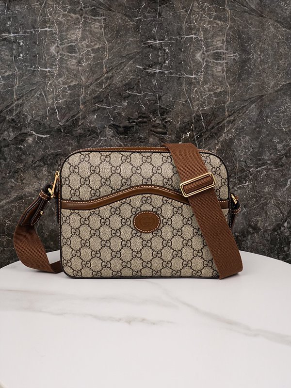 구찌 인터로킹 G 디테일의 메신저백 [매장가 173만원대]