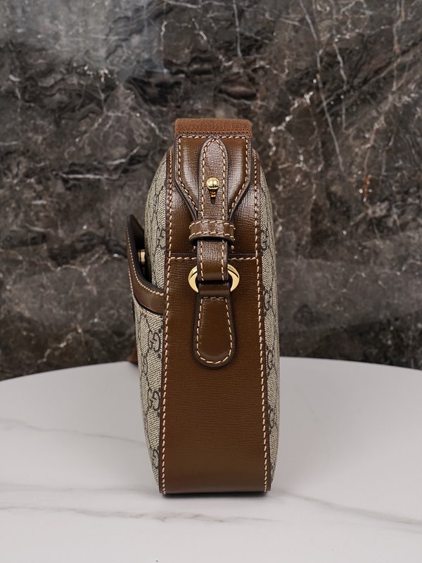 구찌 인터로킹 G 디테일의 메신저백 [매장가 173만원대]