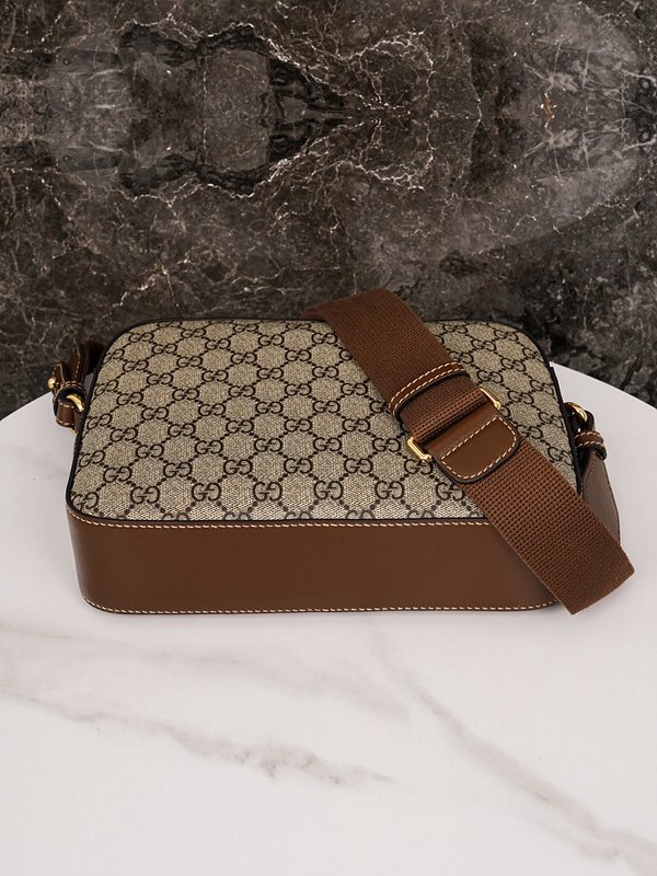 구찌 인터로킹 G 디테일의 메신저백 [매장가 173만원대]