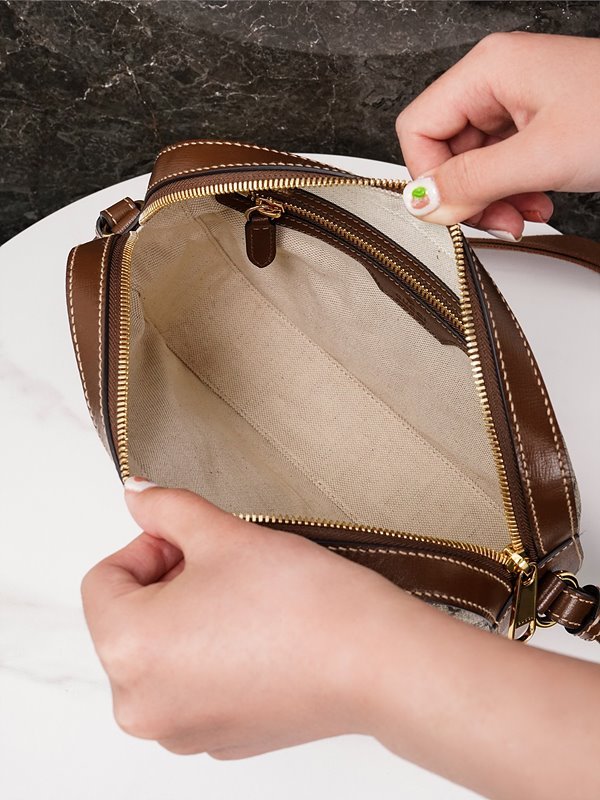 구찌 인터로킹 G 디테일의 메신저백 [매장가 173만원대]