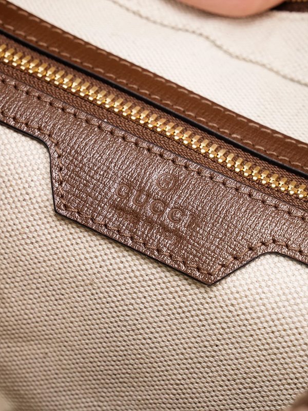 구찌 인터로킹 G 디테일의 메신저백 [매장가 173만원대]