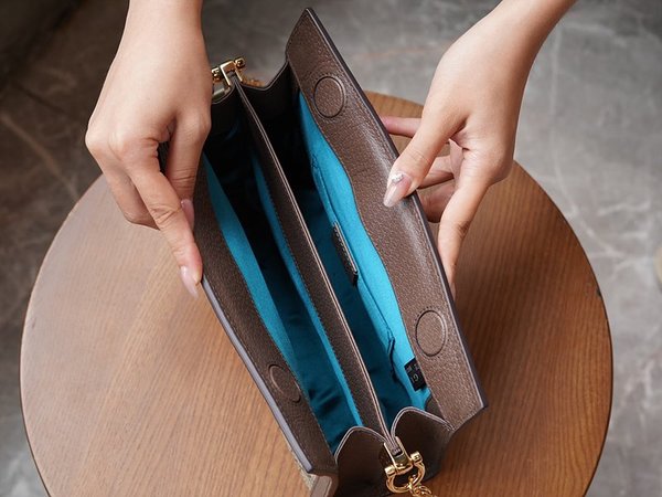 구찌 오피디아 GG 수프림 숄더백 [매장가 236만원대]