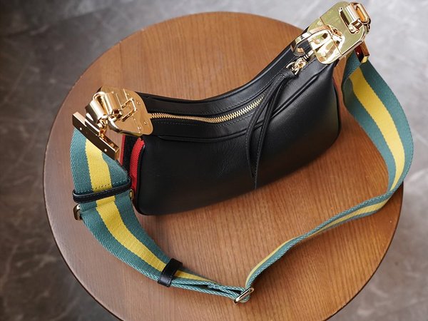 구찌 아따슈 스몰 숄더백 [매장가 360만원대]