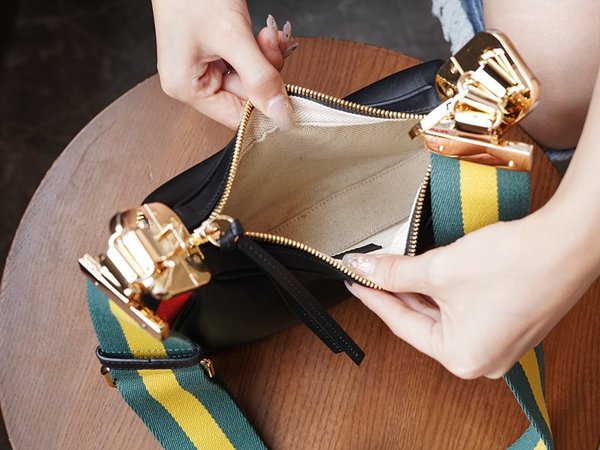 구찌 아따슈 스몰 숄더백 [매장가 360만원대]