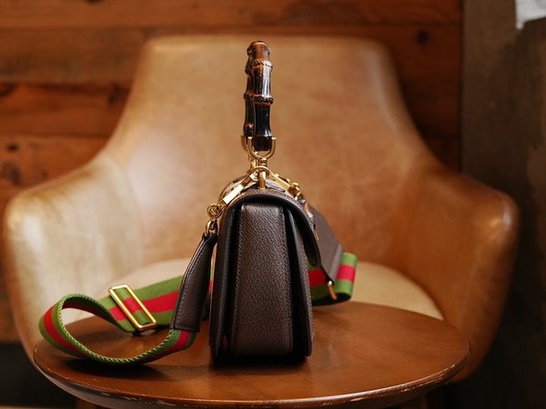 구찌 뱀부 1947 스몰 탑 핸들백 [매장가 640만원대]