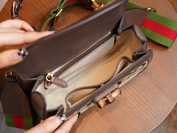 구찌 뱀부 1947 스몰 탑 핸들백 [매장가 640만원대]