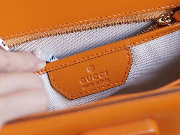 구찌 뱀부 1947 스몰 탑 핸들백 [매장가 640만원대]