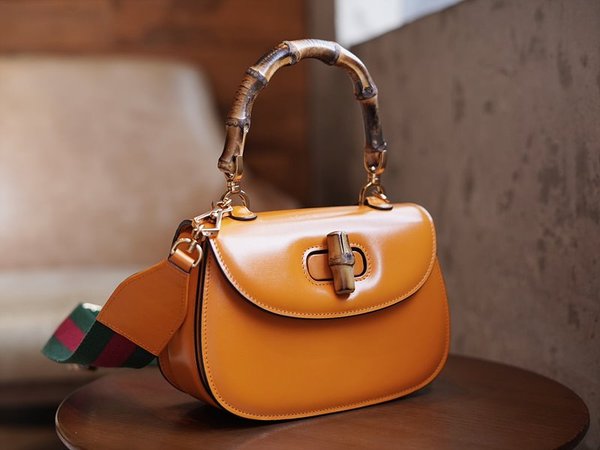 구찌 뱀부 1947 스몰 탑 핸들백 [매장가 640만원대]