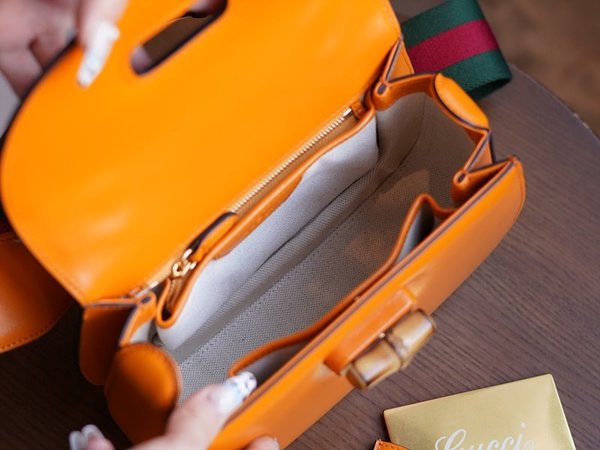 구찌 뱀부 1947 스몰 탑 핸들백 [매장가 640만원대]