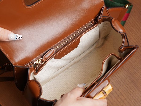 구찌 뱀부 1947 스몰 탑 핸들백 [매장가 640만원대]