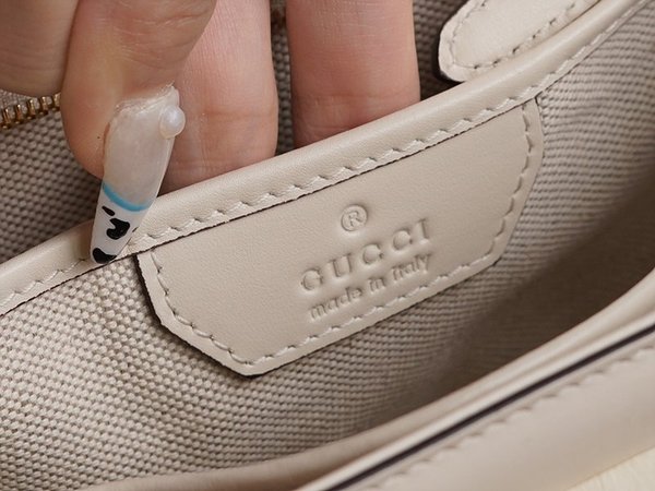 구찌 뱀부 1947 스몰 탑 핸들백 [매장가 640만원대]