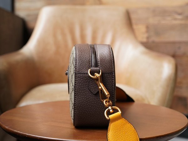 구찌 네오 빈티지 GG 수프림 메신저백 [매장가 209만원대]