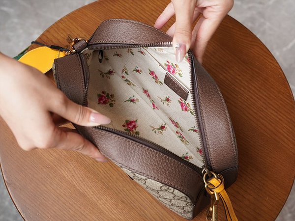 구찌 네오 빈티지 GG 수프림 메신저백 [매장가 209만원대]