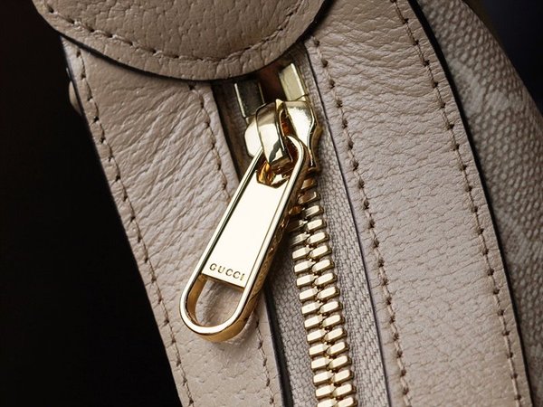 구찌 GG 하프문 쉐입 미니백 [매장가 171만원대]