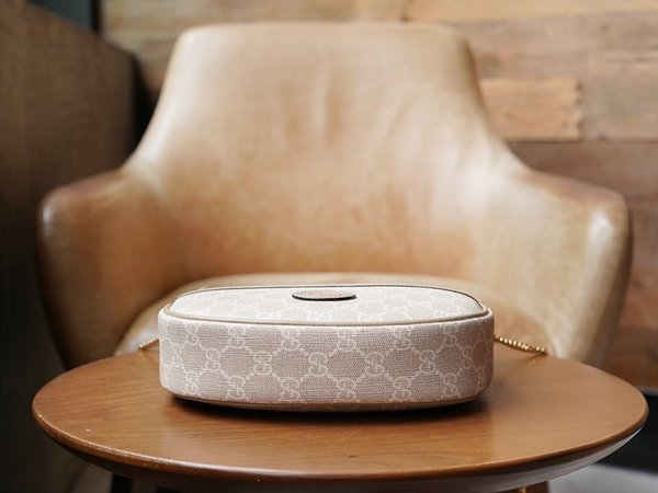 구찌 GG 하프문 쉐입 미니백 [매장가 171만원대]