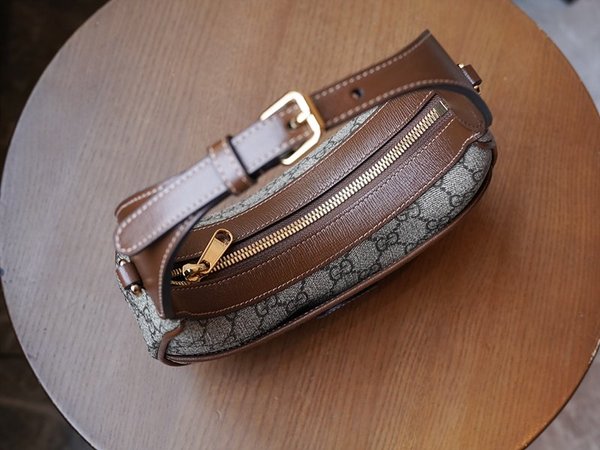 구찌 GG 하프문 쉐입 미니백 [매장가 171만원대]