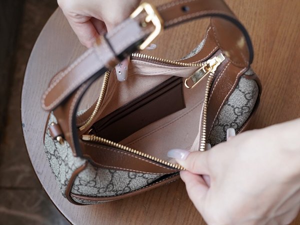 구찌 GG 하프문 쉐입 미니백 [매장가 171만원대]