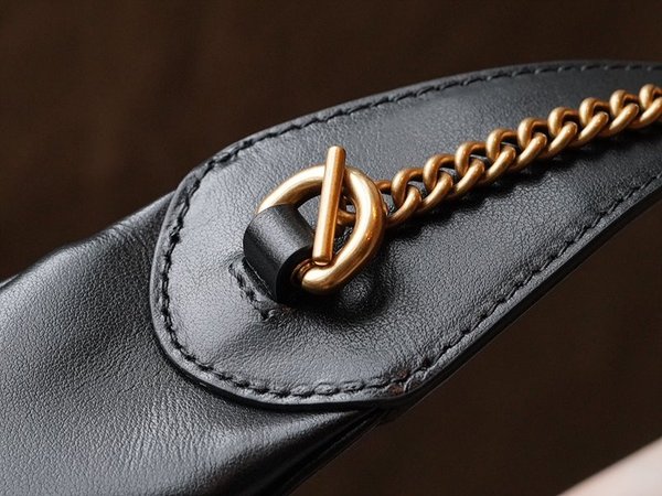 구찌 GG 마몽 하프문 쉐입 미니백 [매장가 187만원대]