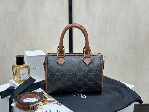 셀린느 스몰 보스턴백 트리옹프 캔버스 & 카프스킨 탠 [매장가 240만원대]