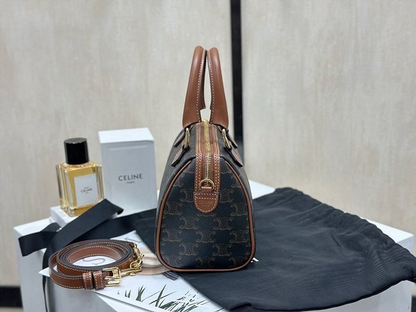 셀린느 스몰 보스턴백 트리옹프 캔버스 & 카프스킨 탠 [매장가 240만원대]