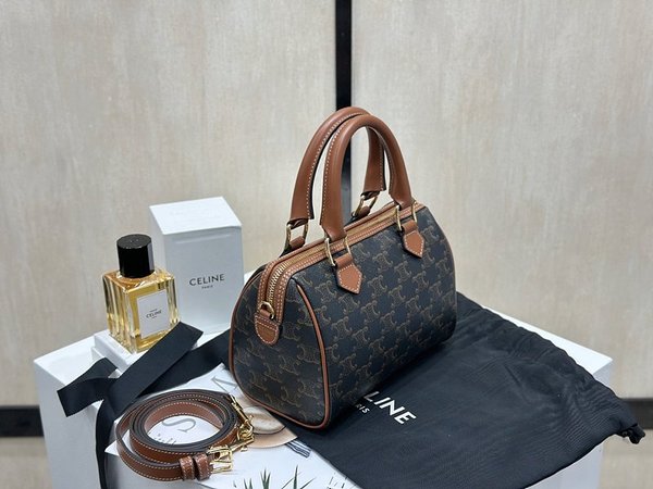 셀린느 스몰 보스턴백 트리옹프 캔버스 & 카프스킨 탠 [매장가 240만원대]