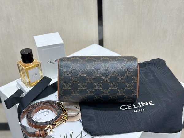 셀린느 스몰 보스턴백 트리옹프 캔버스 & 카프스킨 탠 [매장가 240만원대]