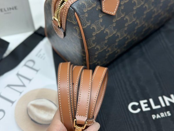 셀린느 스몰 보스턴백 트리옹프 캔버스 & 카프스킨 탠 [매장가 240만원대]