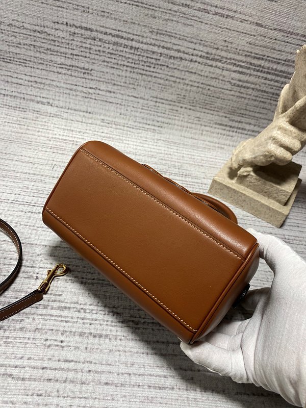 셀린느 스몰 보스턴백 부드러운 카프스킨 탠 [매장가 300만원대]