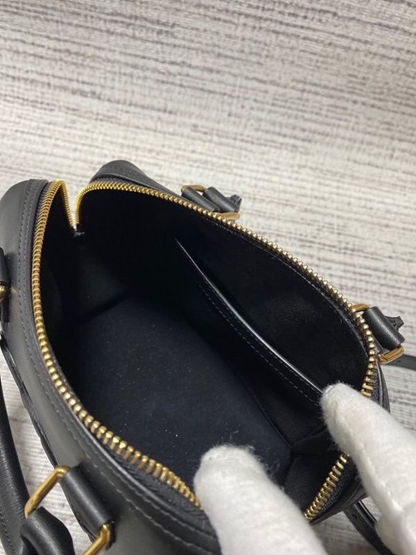 셀린느 스몰 보스턴백 부드러운 카프스킨 블랙 [매장가 300만원대]