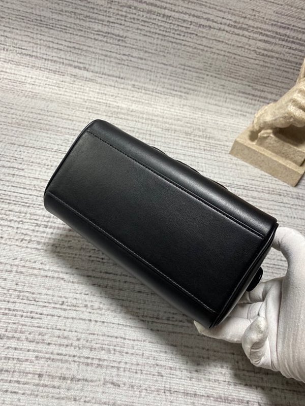 셀린느 스몰 보스턴백 부드러운 카프스킨 블랙 [매장가 300만원대]