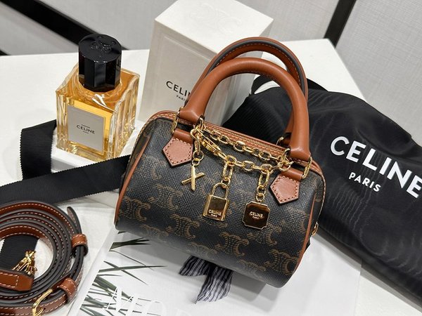 셀린느 미니 보스턴백 트리옹프 캔버스 & 카프스킨 탠 [매장가 200만원대]