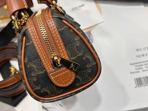 셀린느 미니 보스턴백 트리옹프 캔버스 & 카프스킨 탠 [매장가 200만원대]