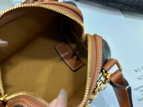 셀린느 미니 보스턴백 트리옹프 캔버스 & 카프스킨 탠 [매장가 200만원대]