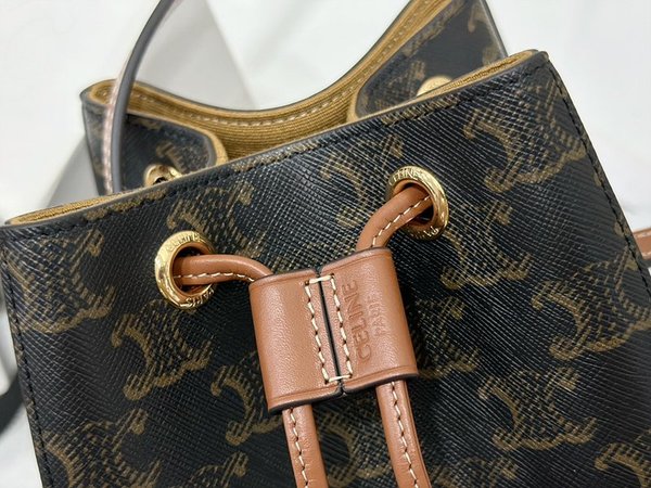 셀린느 마이크로 세일러 숄더백 트리오페 캔버스 & 카프스킨 탠  [매장가 200만원대]