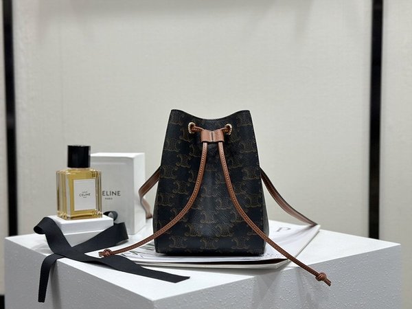 셀린느 마이크로 세일러 숄더백 트리오페 캔버스 & 카프스킨 탠  [매장가 200만원대]