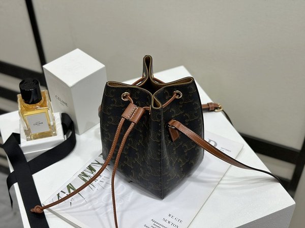 셀린느 마이크로 세일러 숄더백 트리오페 캔버스 & 카프스킨 탠  [매장가 200만원대]