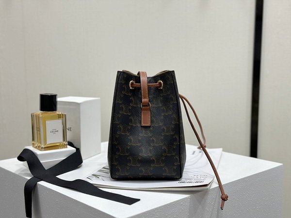 셀린느 마이크로 세일러 숄더백 트리오페 캔버스 & 카프스킨 탠  [매장가 200만원대]