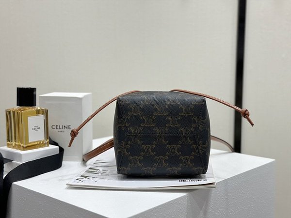 셀린느 마이크로 세일러 숄더백 트리오페 캔버스 & 카프스킨 탠  [매장가 200만원대]