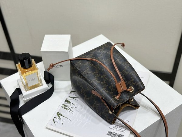 셀린느 마이크로 세일러 숄더백 트리오페 캔버스 & 카프스킨 탠  [매장가 200만원대]