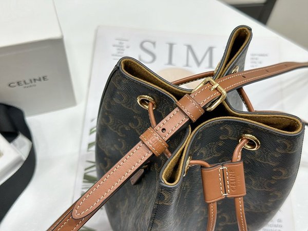 셀린느 마이크로 세일러 숄더백 트리오페 캔버스 & 카프스킨 탠  [매장가 200만원대]