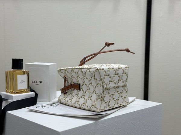 셀린느 마이크로 세일러 숄더백 트리오페 캔버스 & 카프스킨 화이트  [매장가 200만원대]