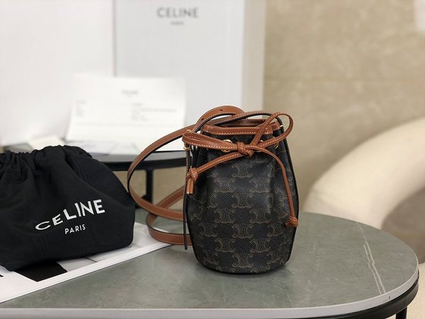 셀린느 트리오페 스몰 버킷백 트리오페 캔버스 & 카프스킨 탠 [매장가 130만원대]