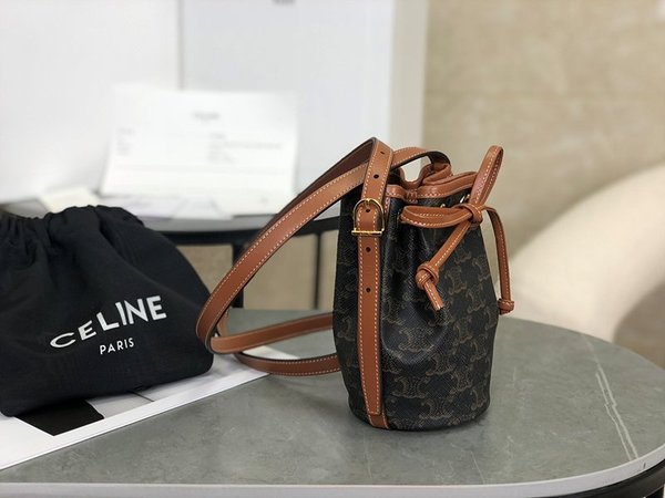 셀린느 트리오페 스몰 버킷백 트리오페 캔버스 & 카프스킨 탠 [매장가 130만원대]