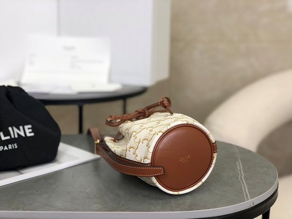 셀린느 트리오페 스몰 버킷백 트리오페 캔버스 & 카프스킨 화이트 [매장가 130만원대]