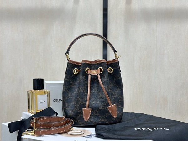 셀린느 틴 클라라백 트리옹프 캔버스 & 카프스킨 탠 [매장가 255만원대]