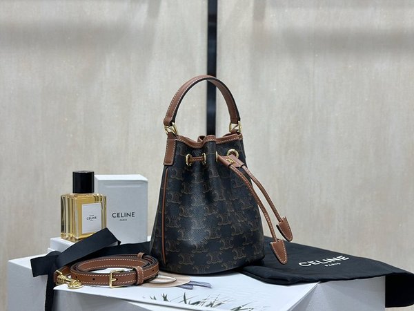 셀린느 틴 클라라백 트리옹프 캔버스 & 카프스킨 탠 [매장가 255만원대]