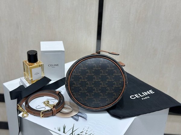 셀린느 틴 클라라백 트리옹프 캔버스 & 카프스킨 탠 [매장가 255만원대]