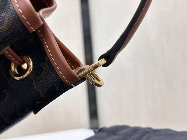 셀린느 틴 클라라백 트리옹프 캔버스 & 카프스킨 탠 [매장가 255만원대]