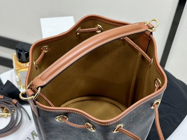 셀린느 클라라백 트리옹프 캔버스 & 카프스킨 탠 [매장가 305만원대]